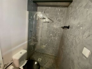 Douche, séchoir à cheveux, serviettes fournies, savon