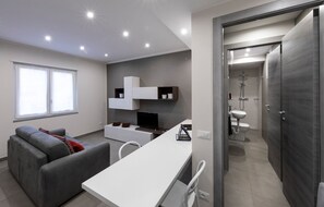 Douche, sèche-cheveux, bidet, serviettes fournies