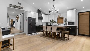 Frigorífico, microondas, horno y placa de cocina