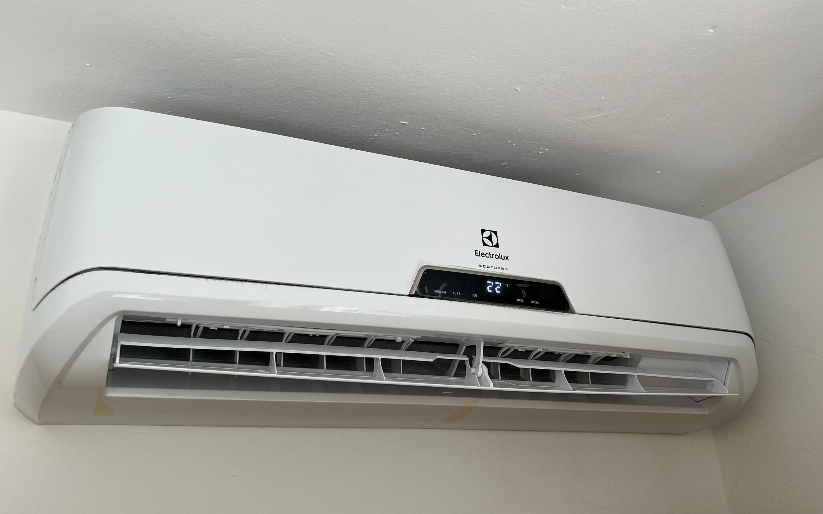 Un equipo de aire acondicionado blanco con una pantalla digital que muestra 22°C.
