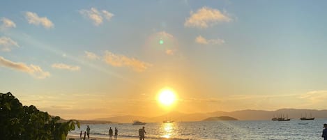 Playa en los alrededores y playa de arena blanca 