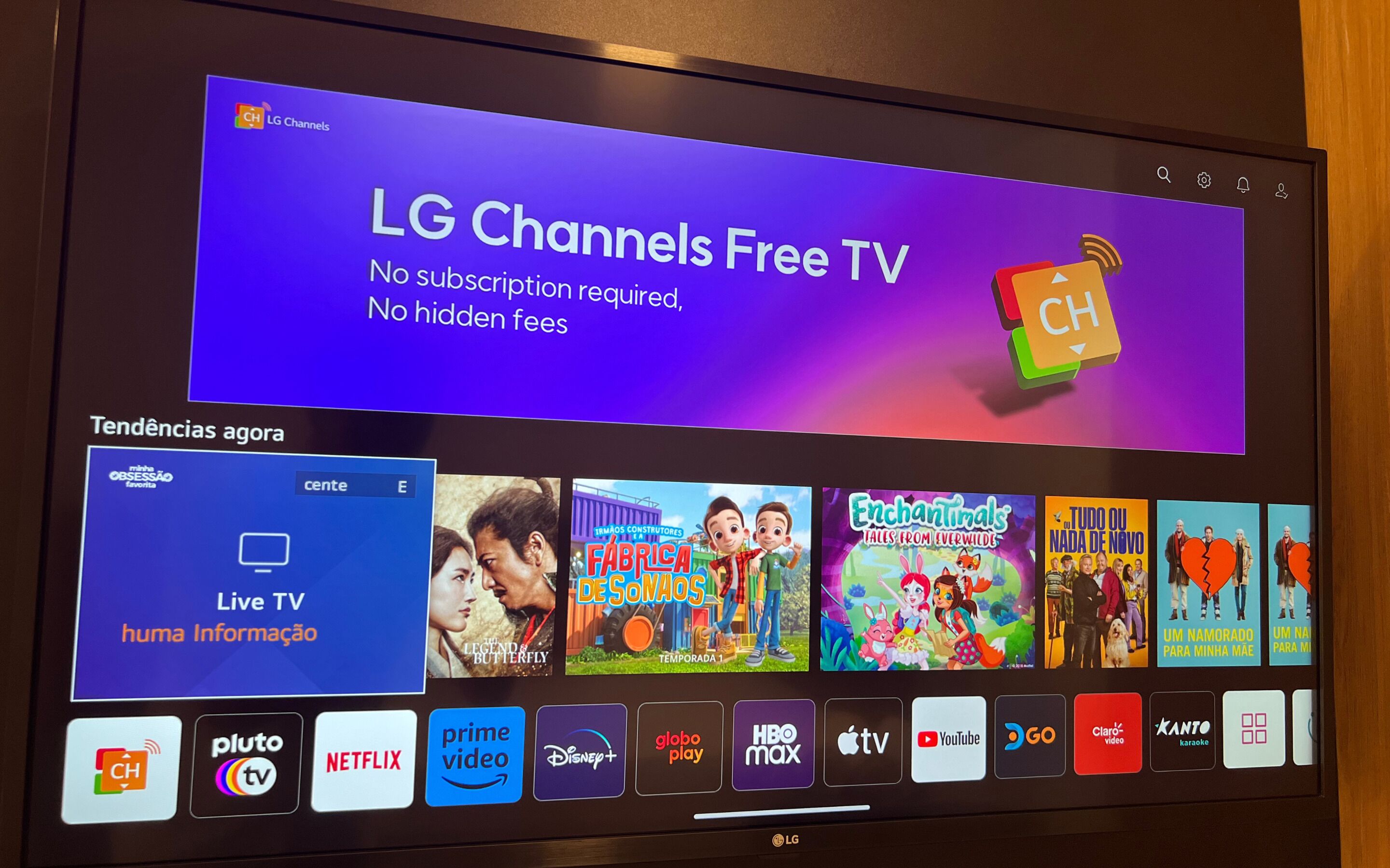 Schermo TV che mostra LG Channels Free TV con diverse icone di servizi di streaming sottostanti.