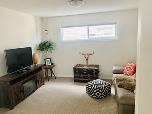 Een televisie, een open haard en een printer