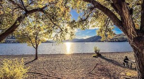 På stranden