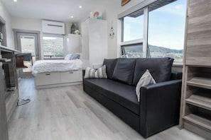 Tabla de planchar con plancha, wifi gratis, ropa de cama