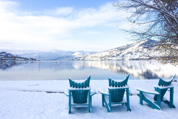 Winter at the lake hits different.
Right across from Tiny Anchor Loft, the beach turns into a quiet snowy paradise — Adirondack chairs included. Pull up a seat… if you don’t mind a little frost on your jeans.