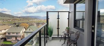 Lake Okanagan Cozy Beach Condo! Corner Penthouse w/ 180° Views