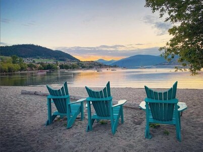 Lake Okanagan Cozy Beach Condo! Corner Penthouse w/ 180° Views