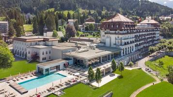 Ein Resort mit Pool, Außenbereich und einem großen Gebäude mit mehreren Balkonen.