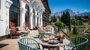 Eine Terrasse mit Sitzgelegenheiten und Blick auf die Berge.