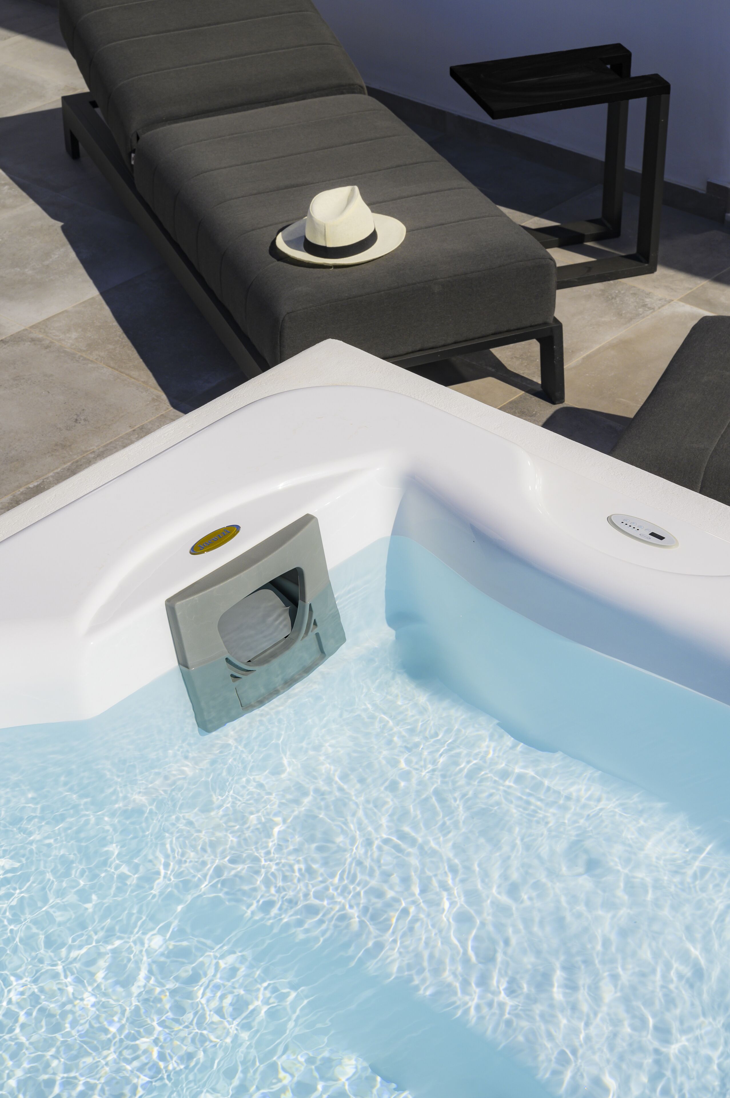 Un jacuzzi con panel de control y un sombrero al borde.
