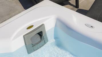 Un jacuzzi con panel de control y un sombrero al borde.