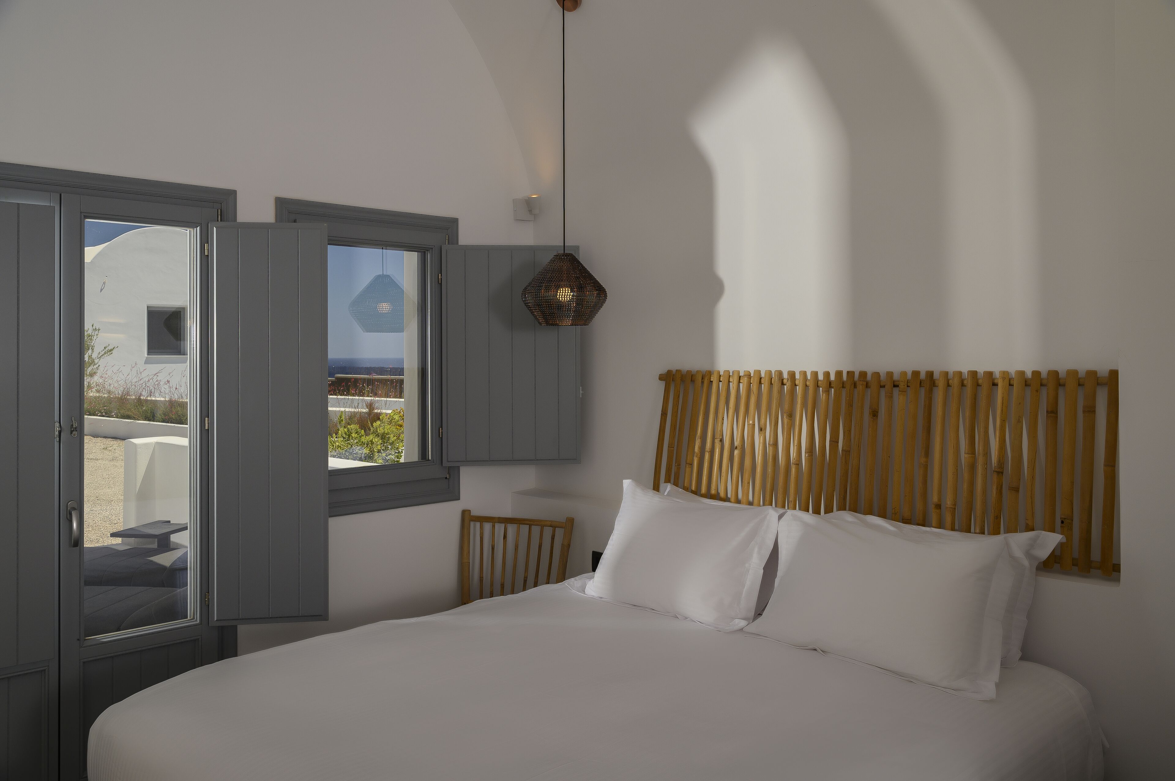 Une chambre à coucher avec un lit, une fenêtre et une vue sur l’extérieur.