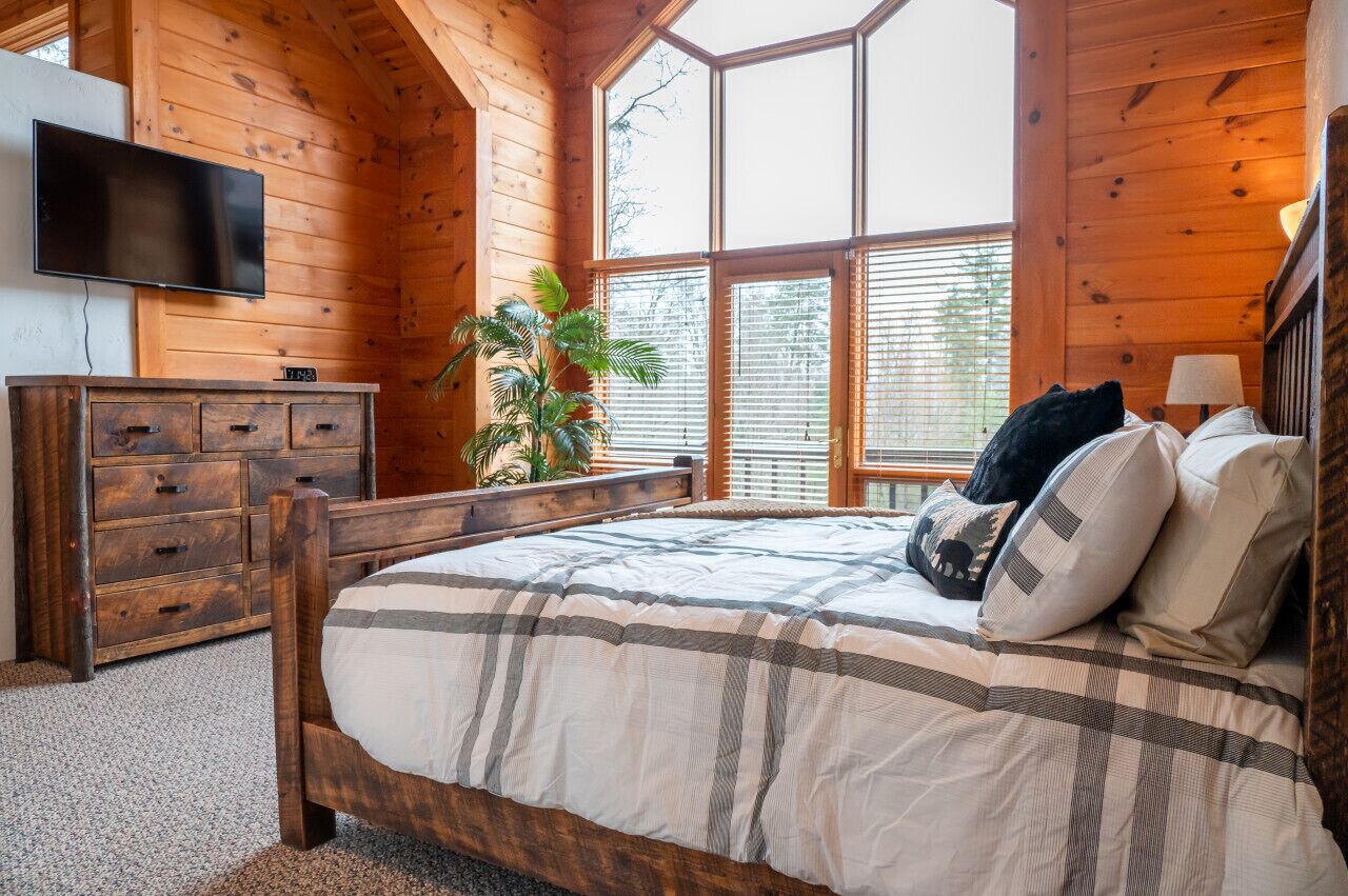 E&E Woodlands Getaway · Log House *Pond* Fire Pit* 35 min to Penn State