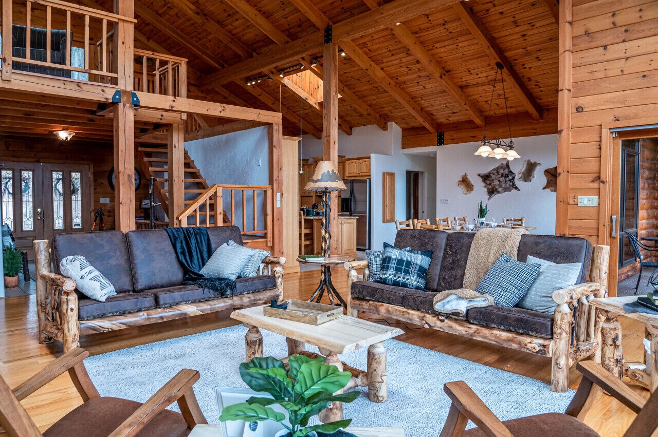 E&E Woodlands Getaway · Log House *Pond* Fire Pit* 35 min to Penn State