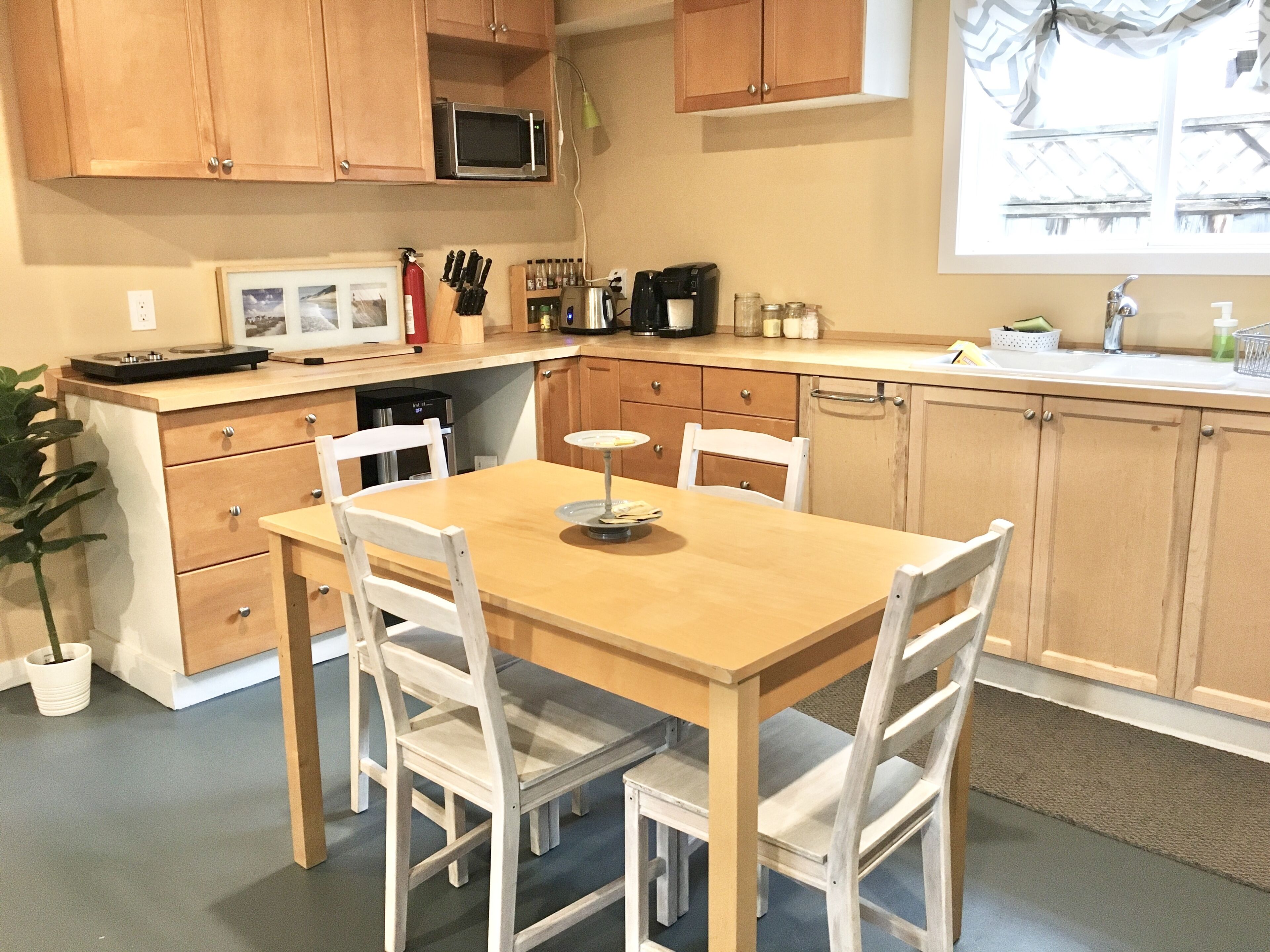 Cozy and Cute Cottage Suite in Mission