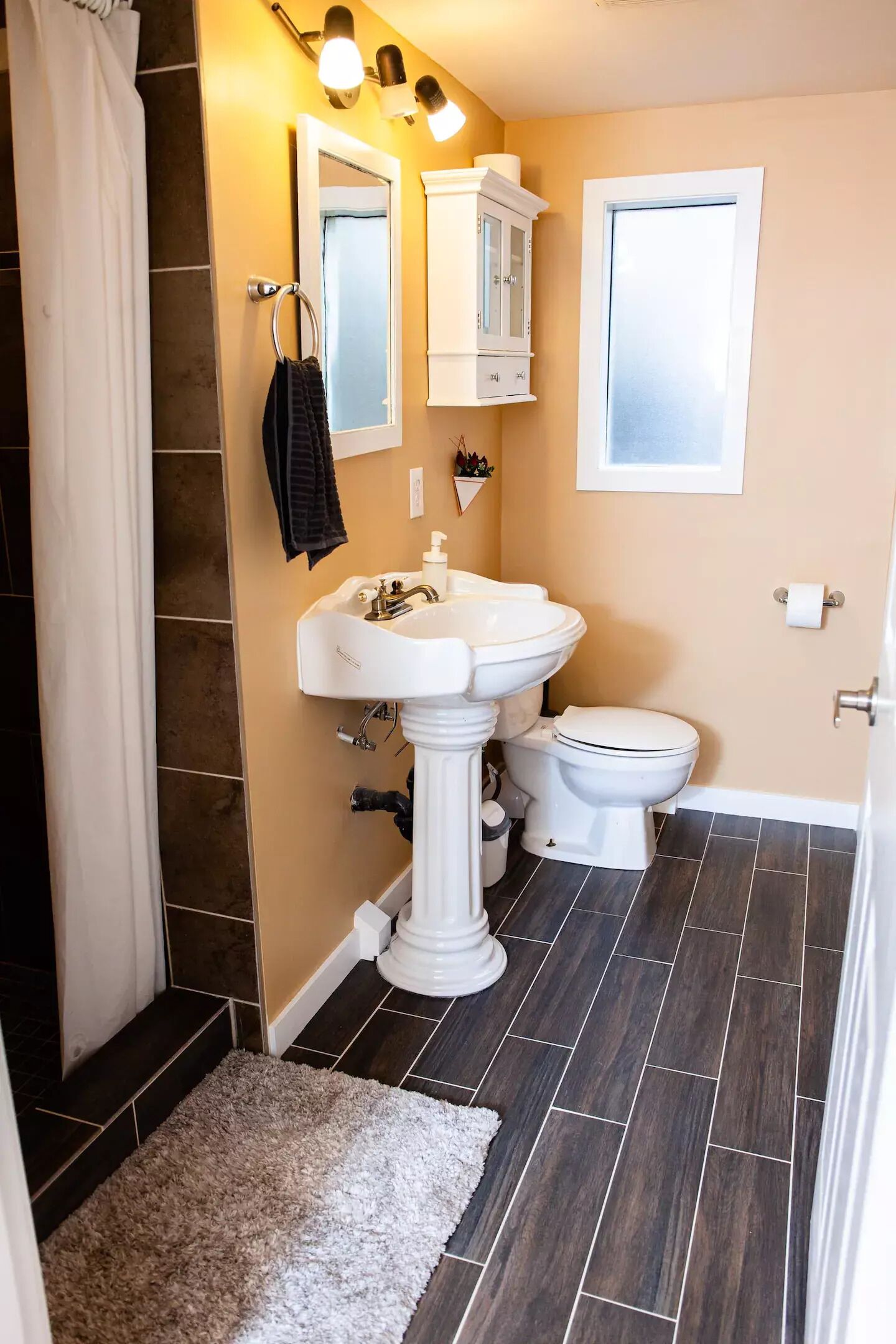 Cozy and Cute Cottage Suite in Mission