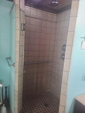 Chuveiro, toalhas de banho