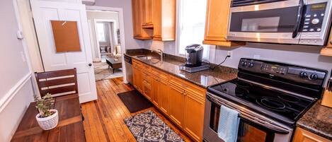 冷蔵庫、電子レンジ、オーブン、コンロ