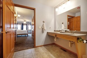 3 habitaciones, tabla de planchar con plancha, wifi y ropa de cama