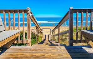 Una spiaggia nelle vicinanze