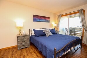 2 bedrooms, desk, WiFi, bed sheets