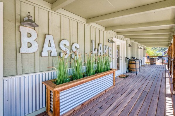 Exterior detail - Cottage Like Suite With Private Hot Tub (Bass Lake)