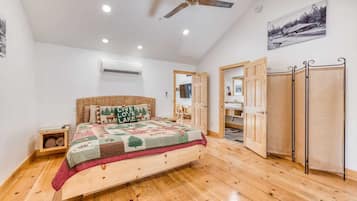 1 bedroom, desk, iron/ironing board, WiFi