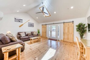 TV, offices - Cottage Like Suite With Private Hot Tub (Bass Lake)