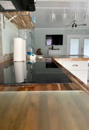 Refrigerador, microondas, placa de cocina, lavavajillas