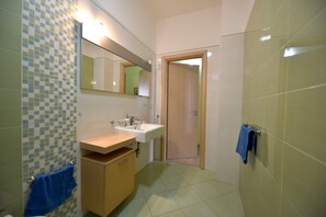 Shower, hair dryer, bidet, towels - Independent sea view apartment (Gallipoli)