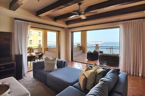 Smart TV, chimenea, videojuegos y estéreo 