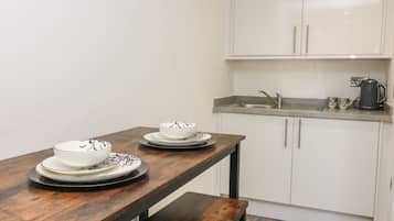 Casa de campo | Cocina privada | Refrigerador, tetera eléctrica, tostadora y utensilios de cocina