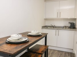 Refrigerador, tetera/pava eléctrica, tostadora, utensilios de cocina