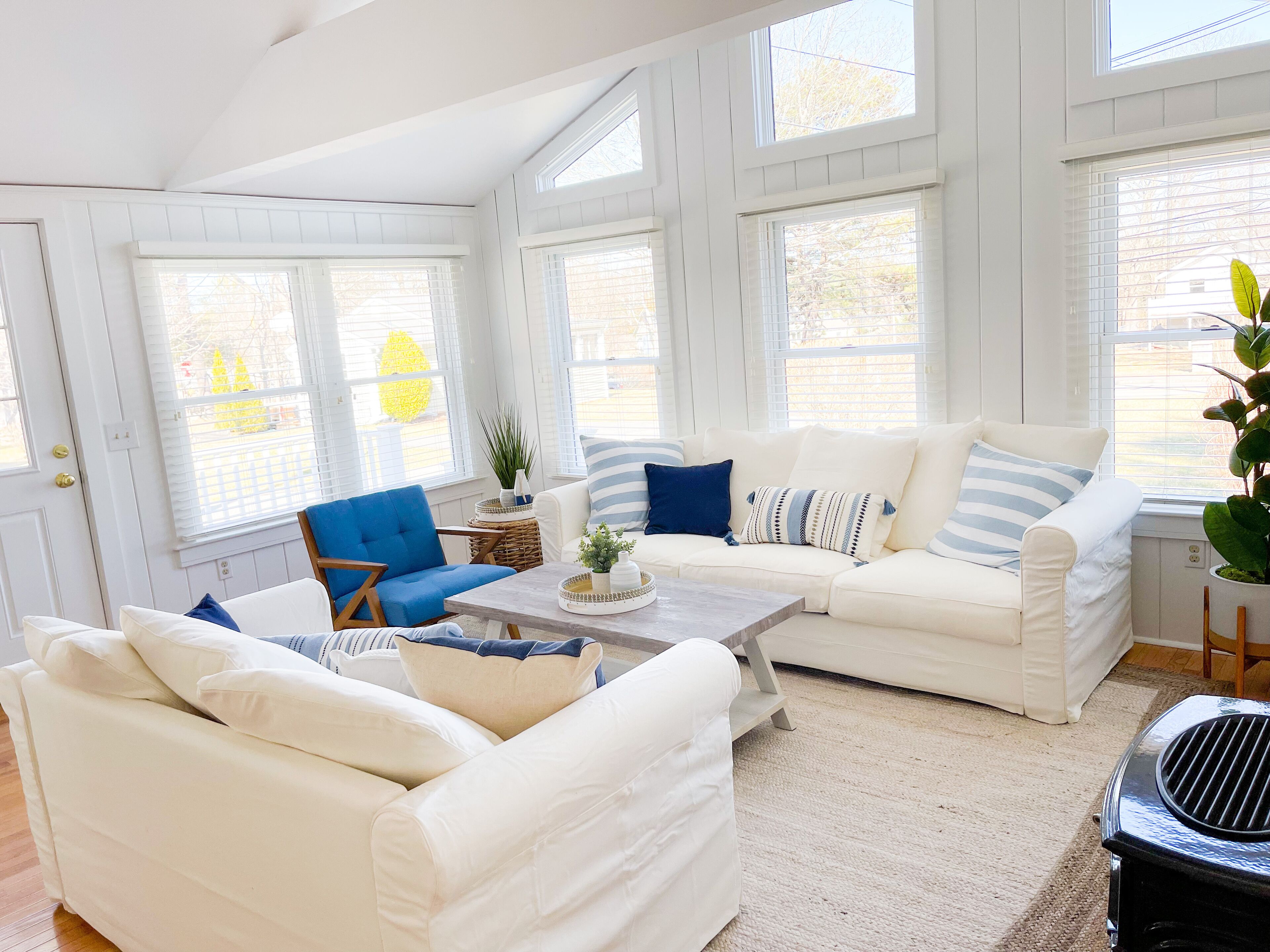 Cottage Getaway - Walk to Beach & Downtown Sleep 7