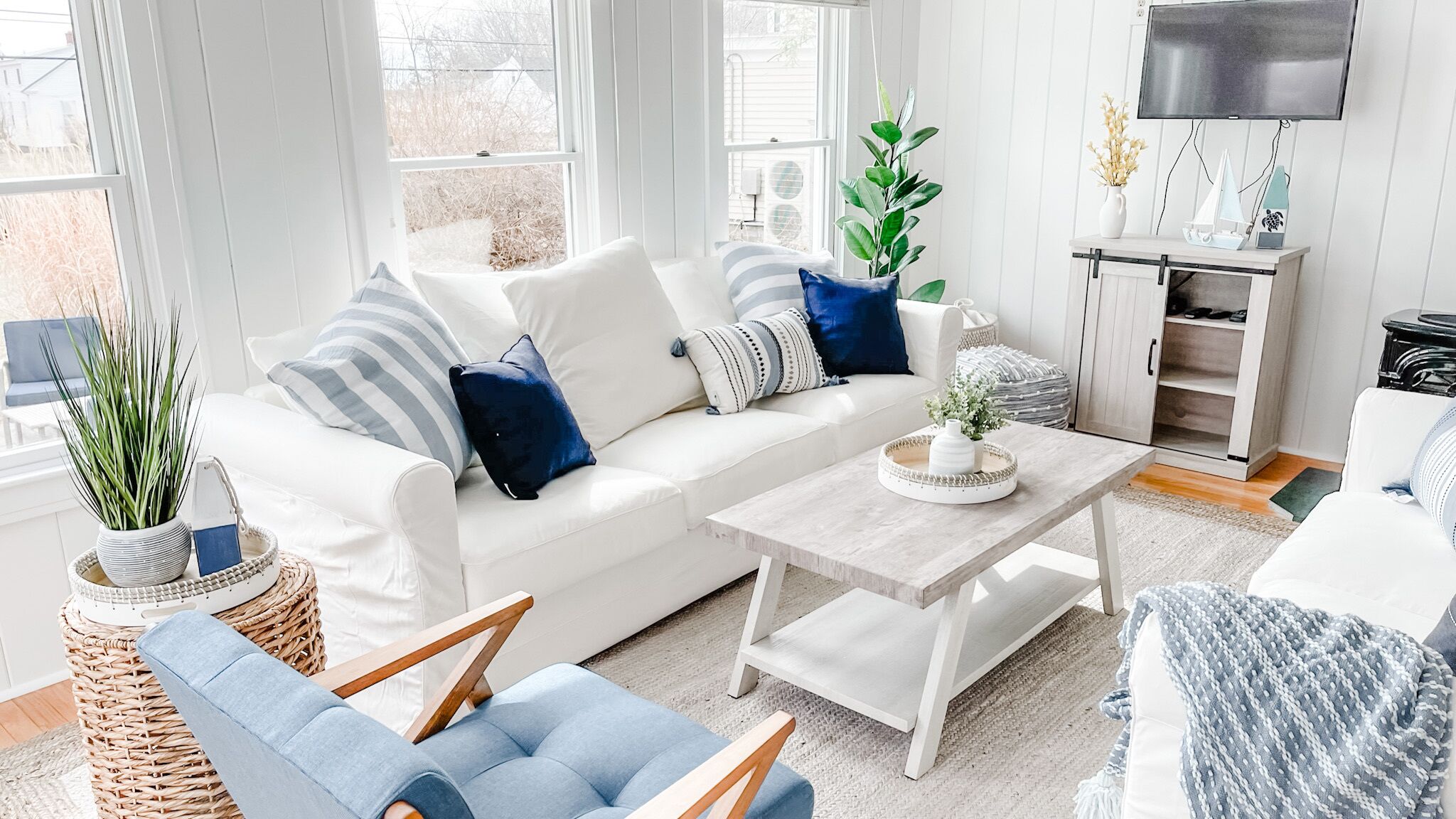 Cottage Getaway - Walk to Beach & Downtown Sleep 7