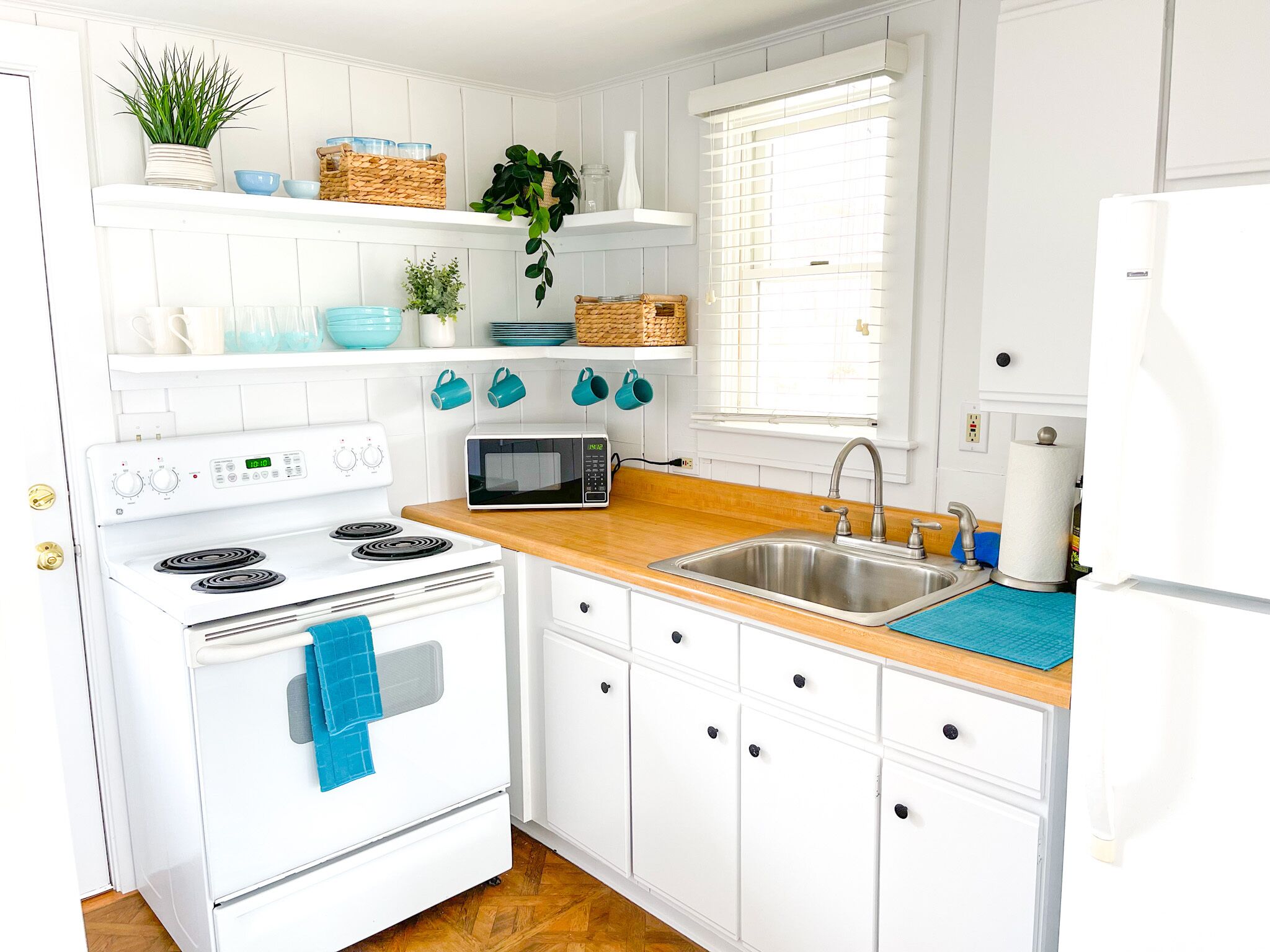 Cottage Getaway - Walk to Beach & Downtown Sleep 7