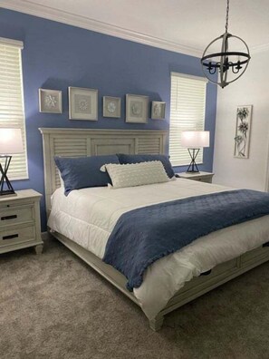 8 Schlafzimmer, hochwertige Bettwaren, Schreibtisch