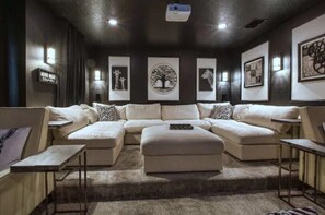 Televisión, chimenea, consola de videojuegos y estéreo 