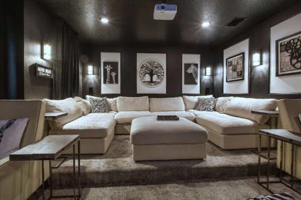 Un salon confortable avec un canapé d’angle, une table basse et un téléviseur à écran plat.