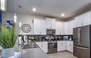 Refrigerador, microondas, horno y parrilla de estufa 