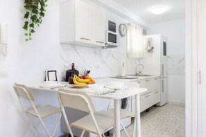 Geladeira, micro-ondas, cooktop, cafeteira/chaleira