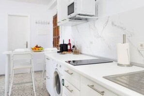 Geladeira, micro-ondas, cooktop, cafeteira/chaleira
