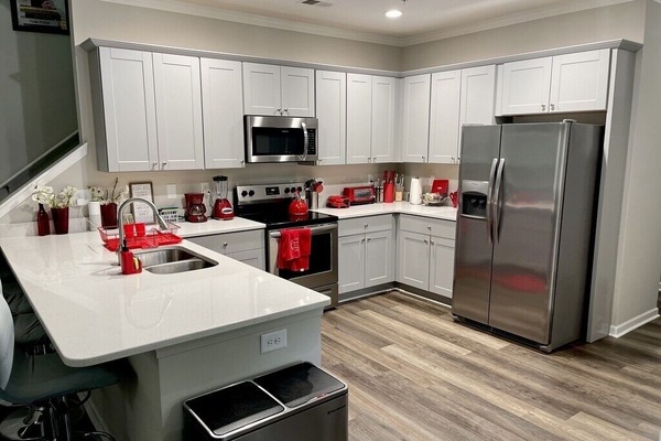 Frigorífico, microondas, horno y placa de cocina