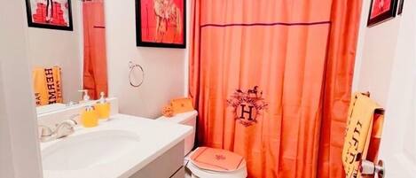 Suihkun ja ammeen yhdistelmä, hiustenkuivaaja, pyyhkeet, saippua