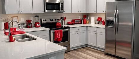 Kjøleskap, mikrobølgeovn, ovn og kokeplater