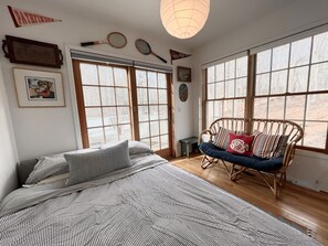 3 bedrooms, desk, WiFi