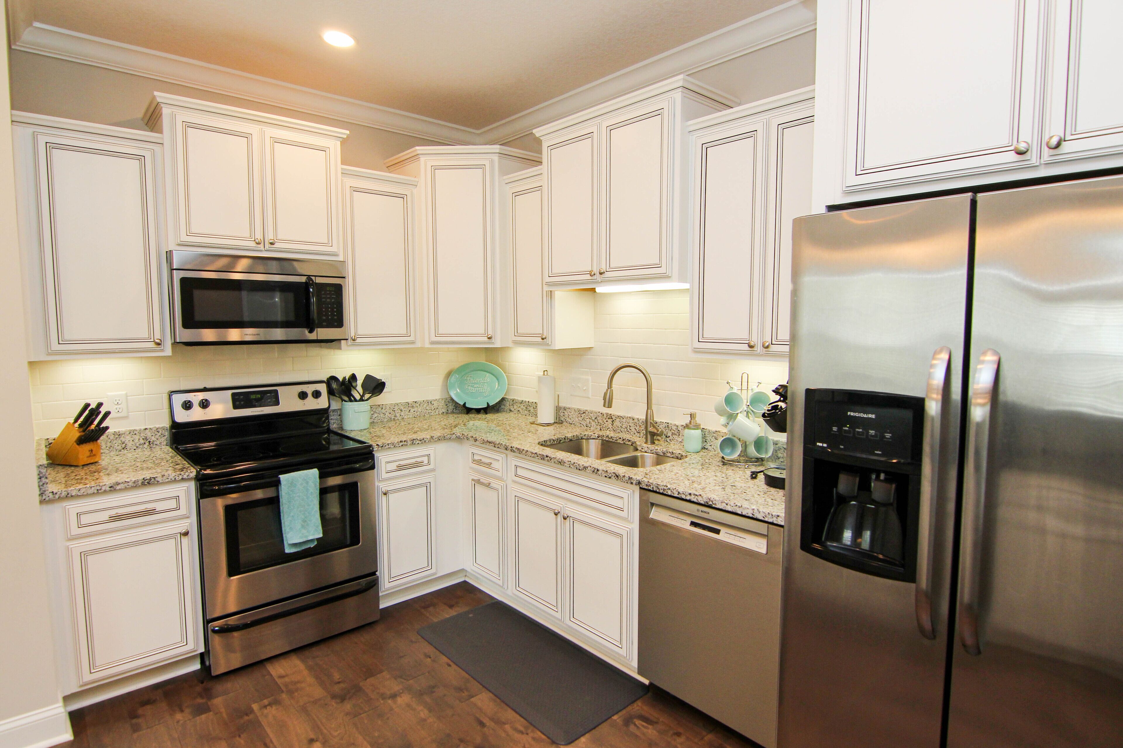 Luxurious 3 BR townhome in prime locale!