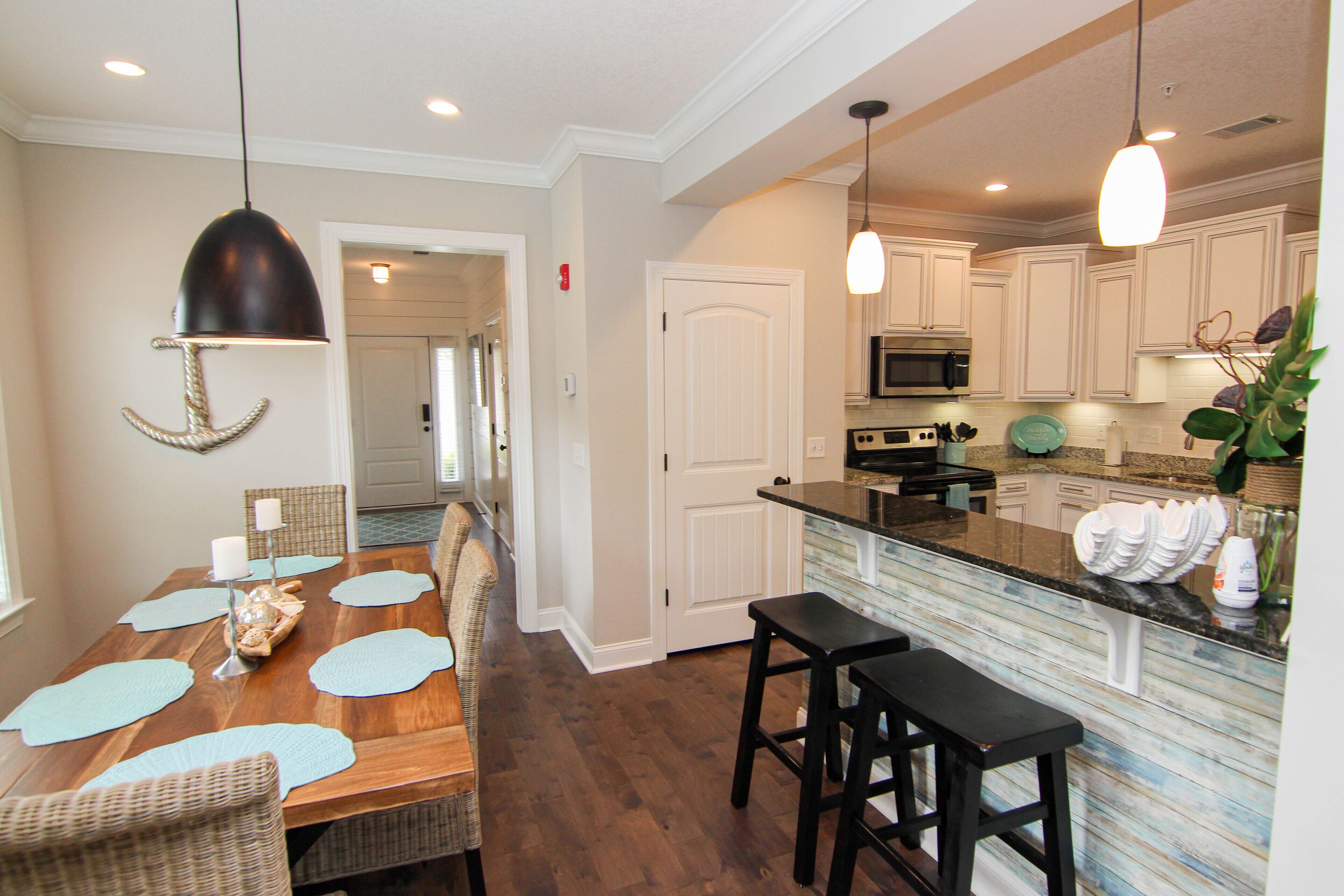 Luxurious 3 BR townhome in prime locale!