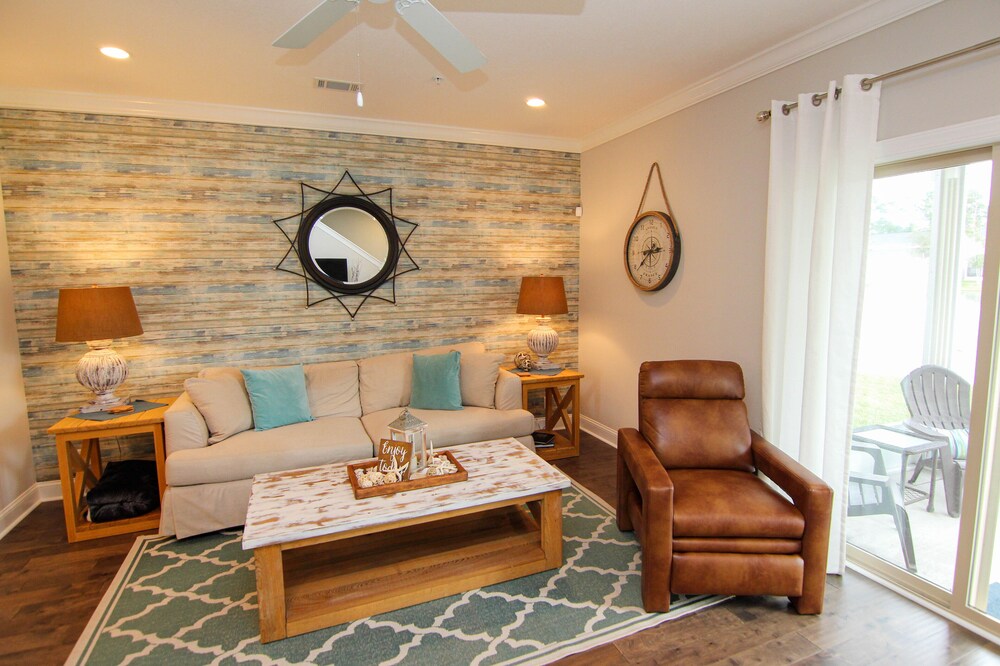 Luxurious 3 BR townhome in prime locale!
